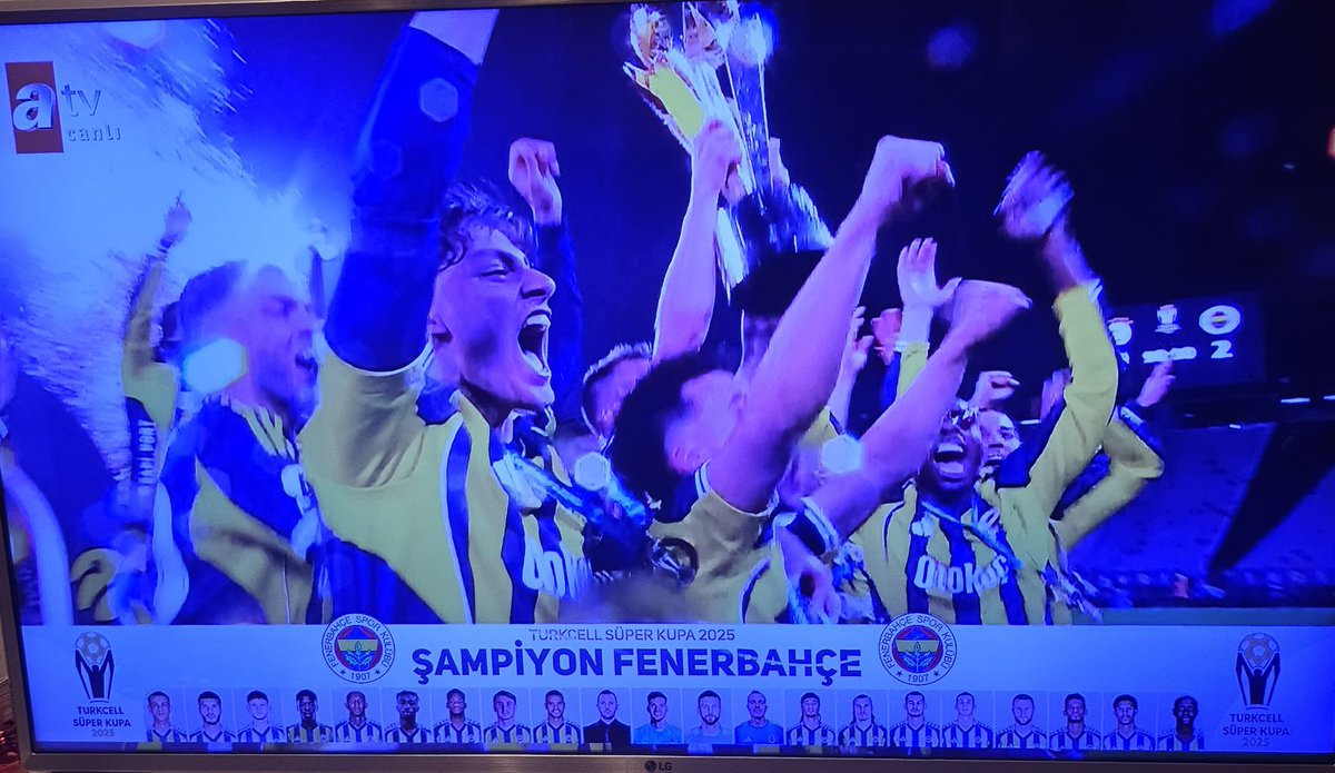 ŞAMPİYON FENERBAHÇE
Galatasaray'ı 2-0 yenip Süper Kupa'yı kazanan Fenerbahçemizi tebrik ediyorum. Bu kupa şampiyonluk yolunda ciddi motivasyon sağlayacaktır. Sıra şampiyonluk için en önemli mevki olan iyi bir santraforu almaya geldi. Bugün iyi bir santraforumuz olsa maç 5-0