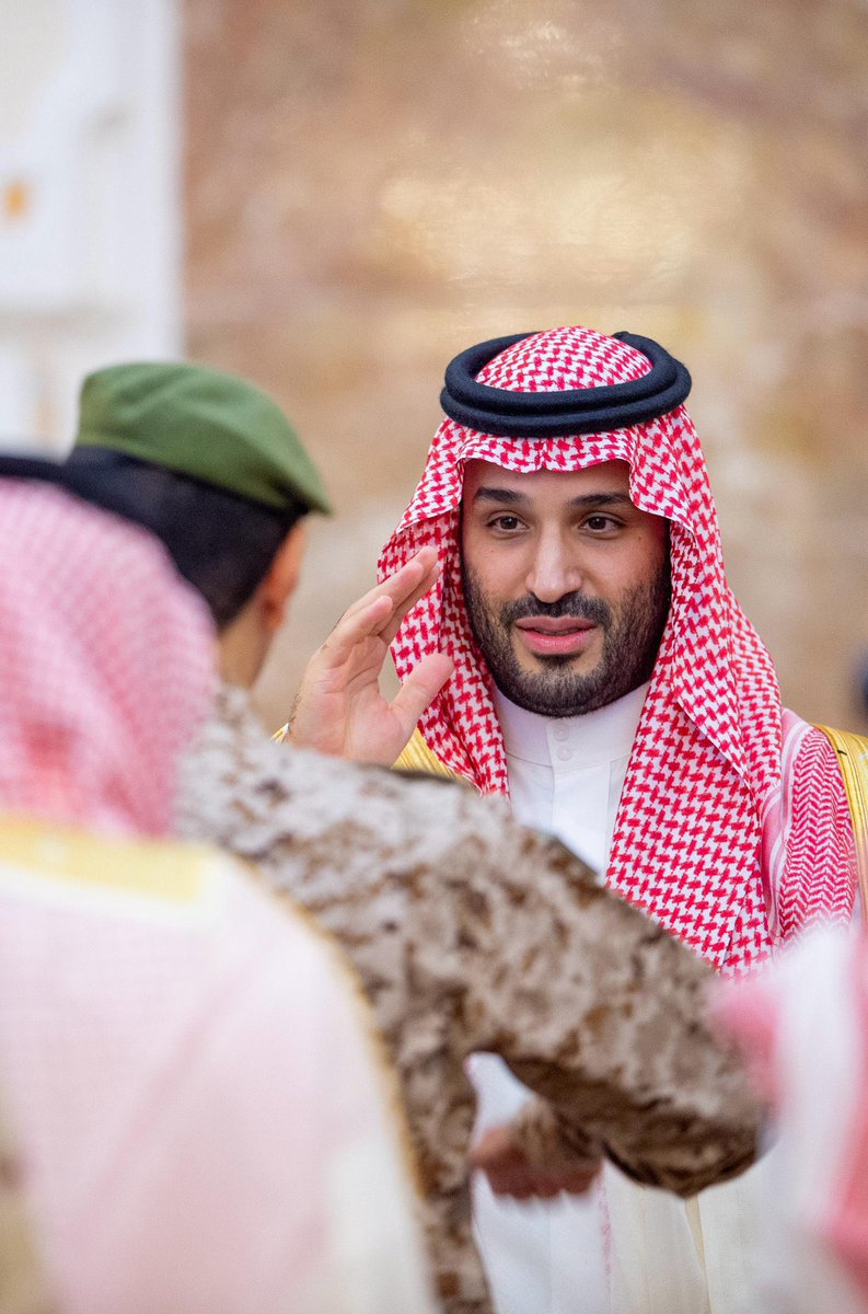 تقول كنّه من سنا المجد مخلوق
متـجذّر التاريـخ ماهـوب  تـوّه

ضِلعٍ يذرّي كل مبلي وملحوق 
صلدٍ عليه أحلام الأعداء تشـوّه