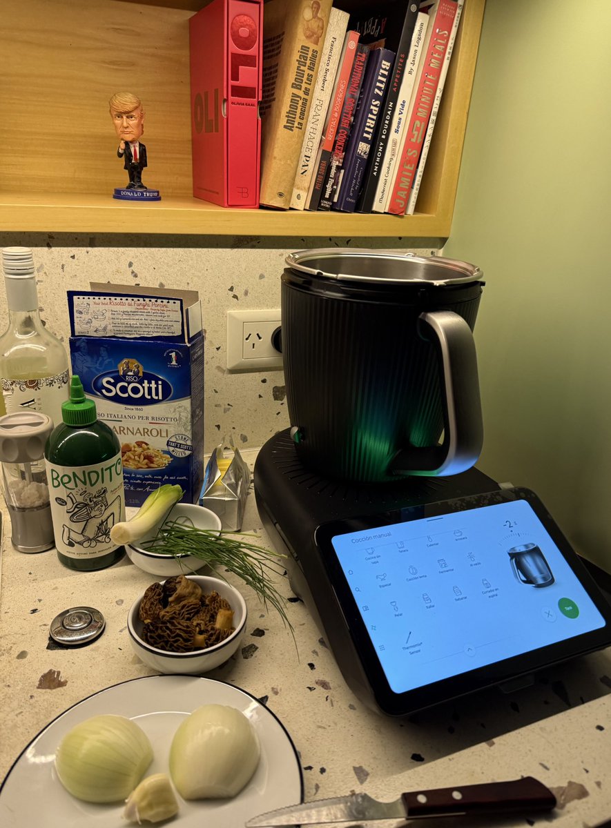 BurgerFcts's tweet image. Estrené la Thermomix con un risotto con morillas. Les doy mi opinión honesta: 

El bicho hace todo: pesa, pica, calienta, mezcla. Tenés miles de recetas para elegir y de muchos países, yo elegí una receta de risotto italiana. Me salió un poco aguado pero xq no la seguí y le puse…