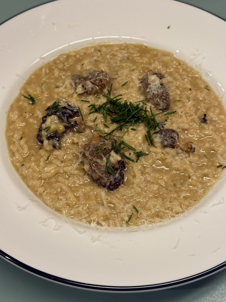 BurgerFcts's tweet image. Estrené la Thermomix con un risotto con morillas. Les doy mi opinión honesta: 

El bicho hace todo: pesa, pica, calienta, mezcla. Tenés miles de recetas para elegir y de muchos países, yo elegí una receta de risotto italiana. Me salió un poco aguado pero xq no la seguí y le puse…