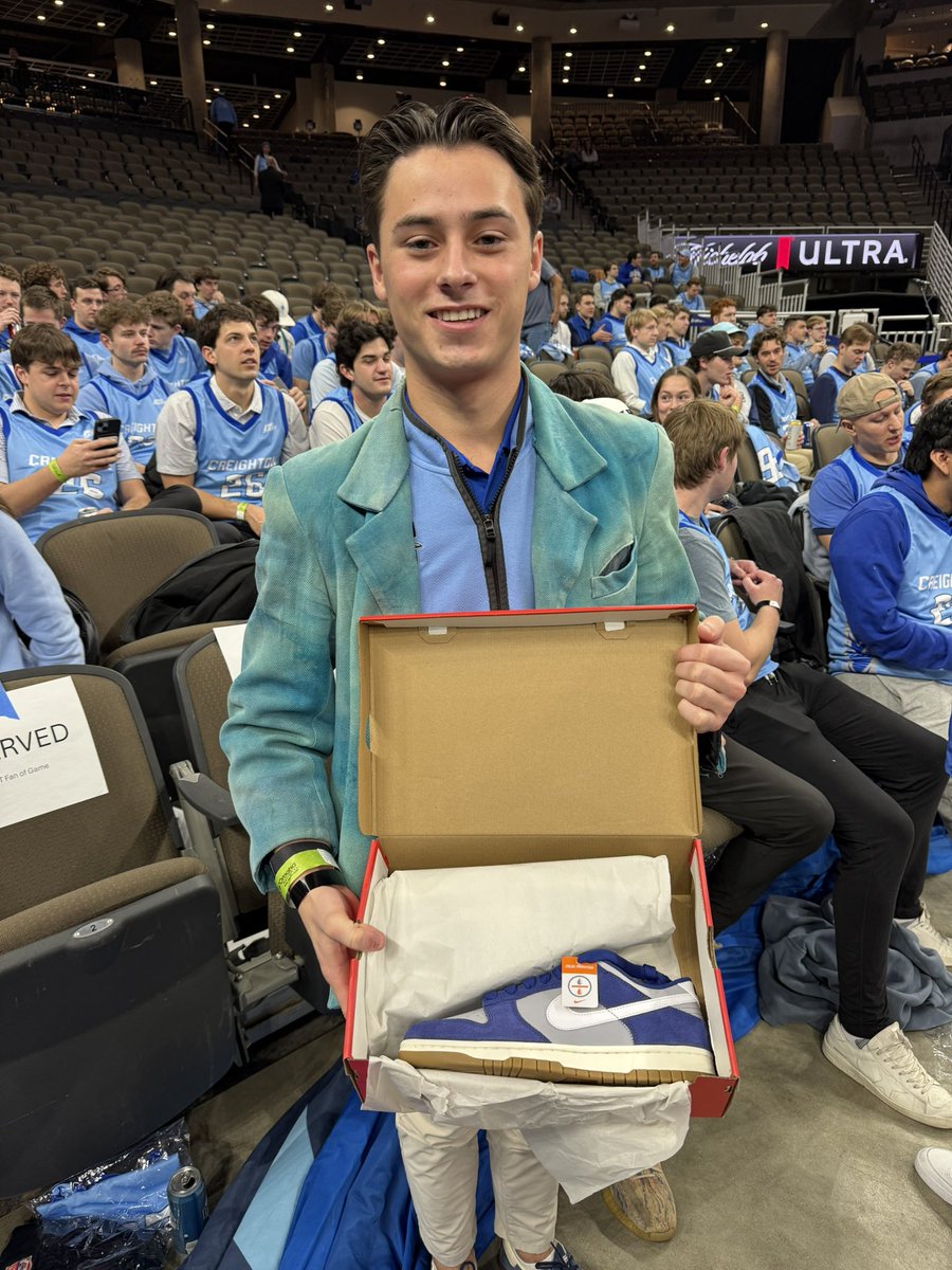 AnaBellMedia's tweet image. Creighton senior Colin Gates is the ultimate Creighton fan, wearing the iconic blazer that’s been passed down for 20 years to the biggest fan. 

Creighton AD Marcus Blossom just gifted Gates a pair of Nike dunks to show his appreciation. 👏