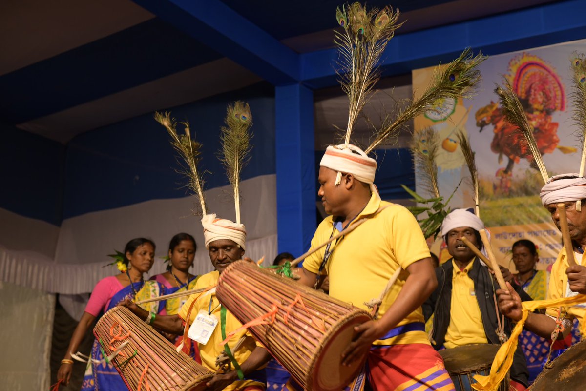 মাননীয় মুখ্যমন্ত্রী মমতা বন্দ্যোপাধ্যায়ের উদ্যোগে জেলা লোক সংস্কৃতি ও আদিবাসী সংস্কৃতি এবং যাত্রা উৎসবের শুভ সূচনা হলো দুর্গাপুর ফরিদফুরের লাউদোহা পঞ্চায়েত পার্শ্বস্থ ফুটবল মাঠে। উপস্থিত ছিলেন জিলা পরিষদের মাননীয় সভাধিপতি , ADDA  ও পান্ডবেশ্বর এর বিধায়ক সহ আরো অনেকে ।