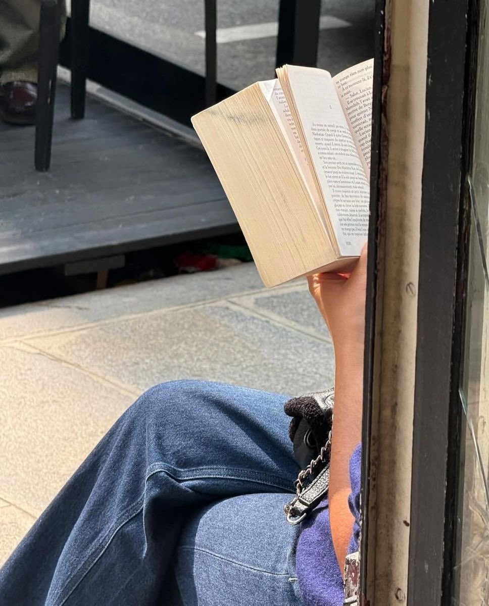 pamvonhadder's tweet image. eldest daughters and their quiet pattern of handling life alone.