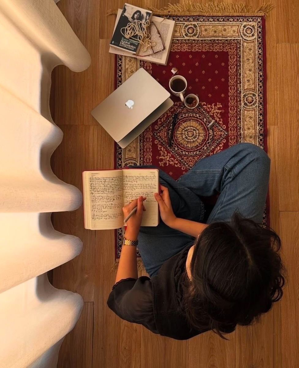 pamvonhadder's tweet image. eldest daughters and their quiet pattern of handling life alone.