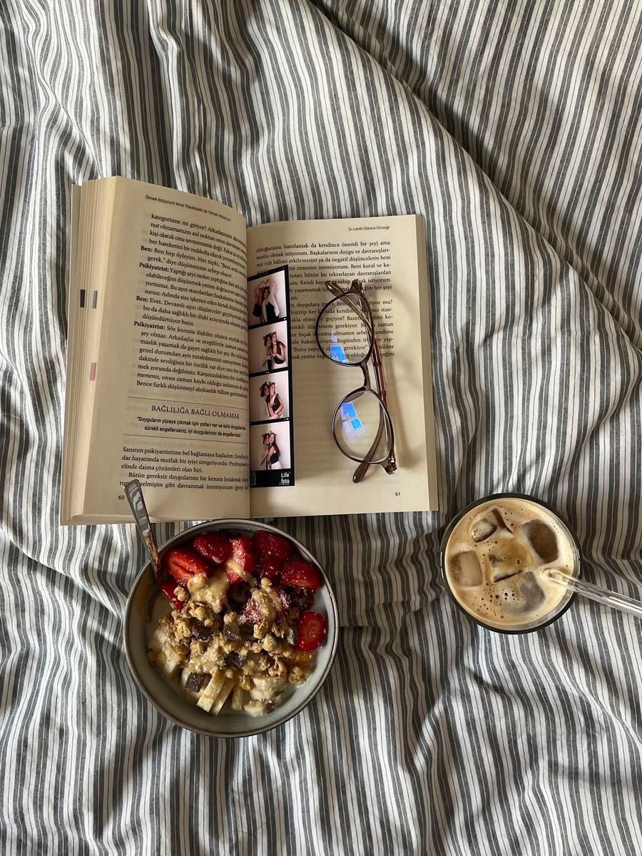 pamvonhadder's tweet image. eldest daughters and their quiet pattern of handling life alone.