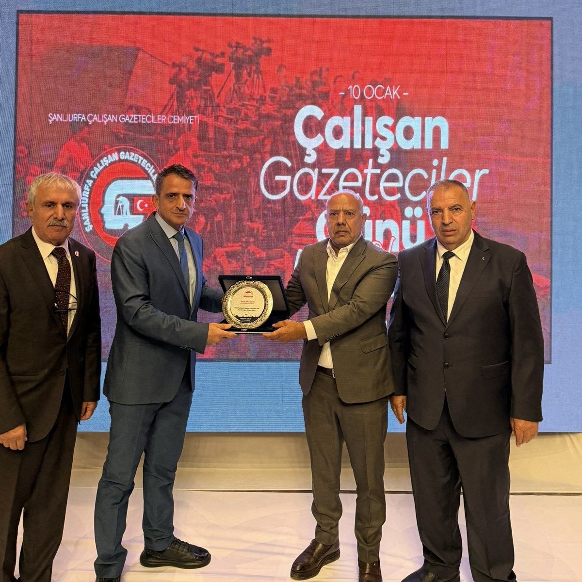 sanliurfabld's tweet photo. Şanlıurfa Büyükşehir Belediyesi Başkanvekilimiz Cuma Demir, Göbeklitepe Gazeteciler Cemiyeti ile Şanlıurfa Çalışan Gazeteciler Cemiyeti tarafından düzenlenen 10 Ocak Çalışan Gazeteciler Gecesi’ne katılım sağladı.

Kamuoyunun doğru ve tarafsız bilgilendirilmesi adına fedakârca görev yapan tüm basın mensuplarımızın 10 Ocak Çalışan Gazeteciler Günü’nü bir kez daha kutluyor, emekleri için teşekkür ediyoruz.