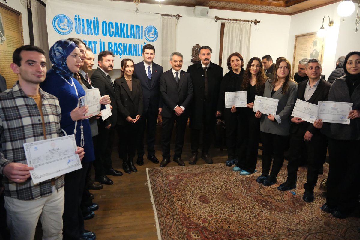 Millî Eğitim Bakanlığı ile imzaladığımız protokol kapsamında, Ülkü Ocakları Yozgat İl Başkanlığımızın düzenlediği İngilizce, Rusça, Gitar, Bağlama ve Ney kurslarını başarıyla tamamlayan öğrencilerimize sertifikalarını; Yozgat Valimiz Sn. Mehmet Ali Özkan ve MHP Yozgat