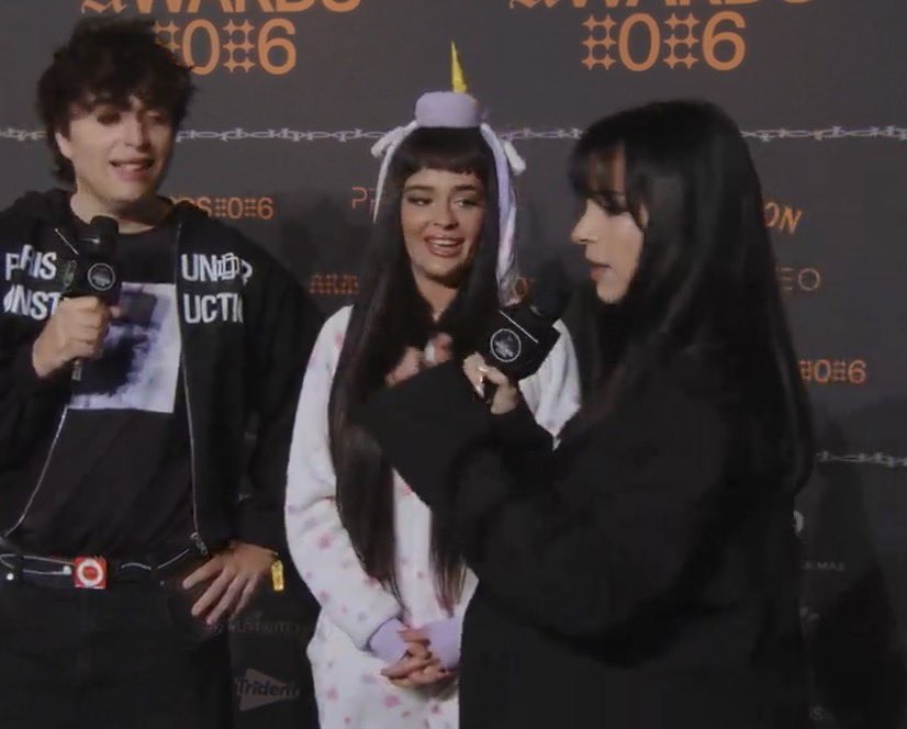 eternalsuinter's tweet image. Esta gente se piensa que están marcando tendencia y lo único que hacen es el ridículo y dar vergüenza #ArmyAwards #LaGalaDeLosGemelos