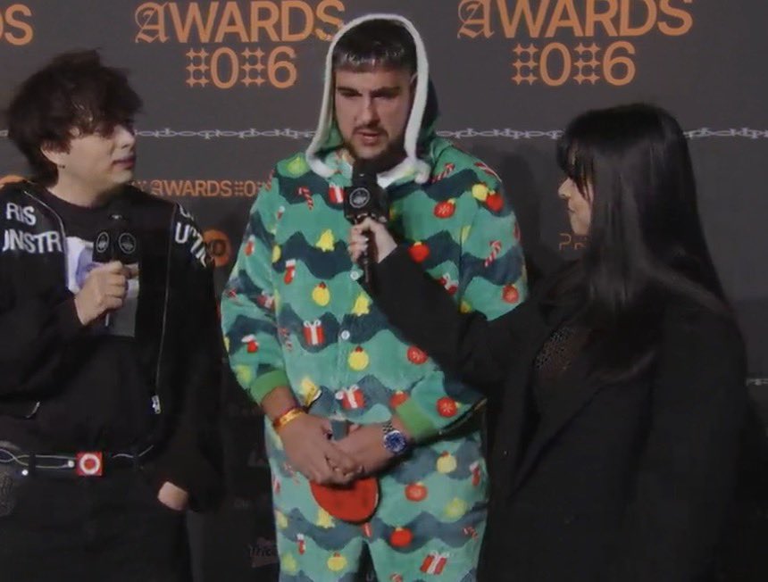 eternalsuinter's tweet image. Esta gente se piensa que están marcando tendencia y lo único que hacen es el ridículo y dar vergüenza #ArmyAwards #LaGalaDeLosGemelos