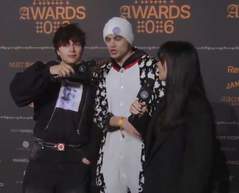 eternalsuinter's tweet image. Esta gente se piensa que están marcando tendencia y lo único que hacen es el ridículo y dar vergüenza #ArmyAwards #LaGalaDeLosGemelos