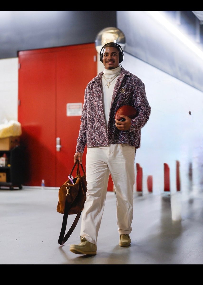 It gotta come thru the chi. I’m ready  #NFCNorthChamps #Playoffs #FreeSmurk