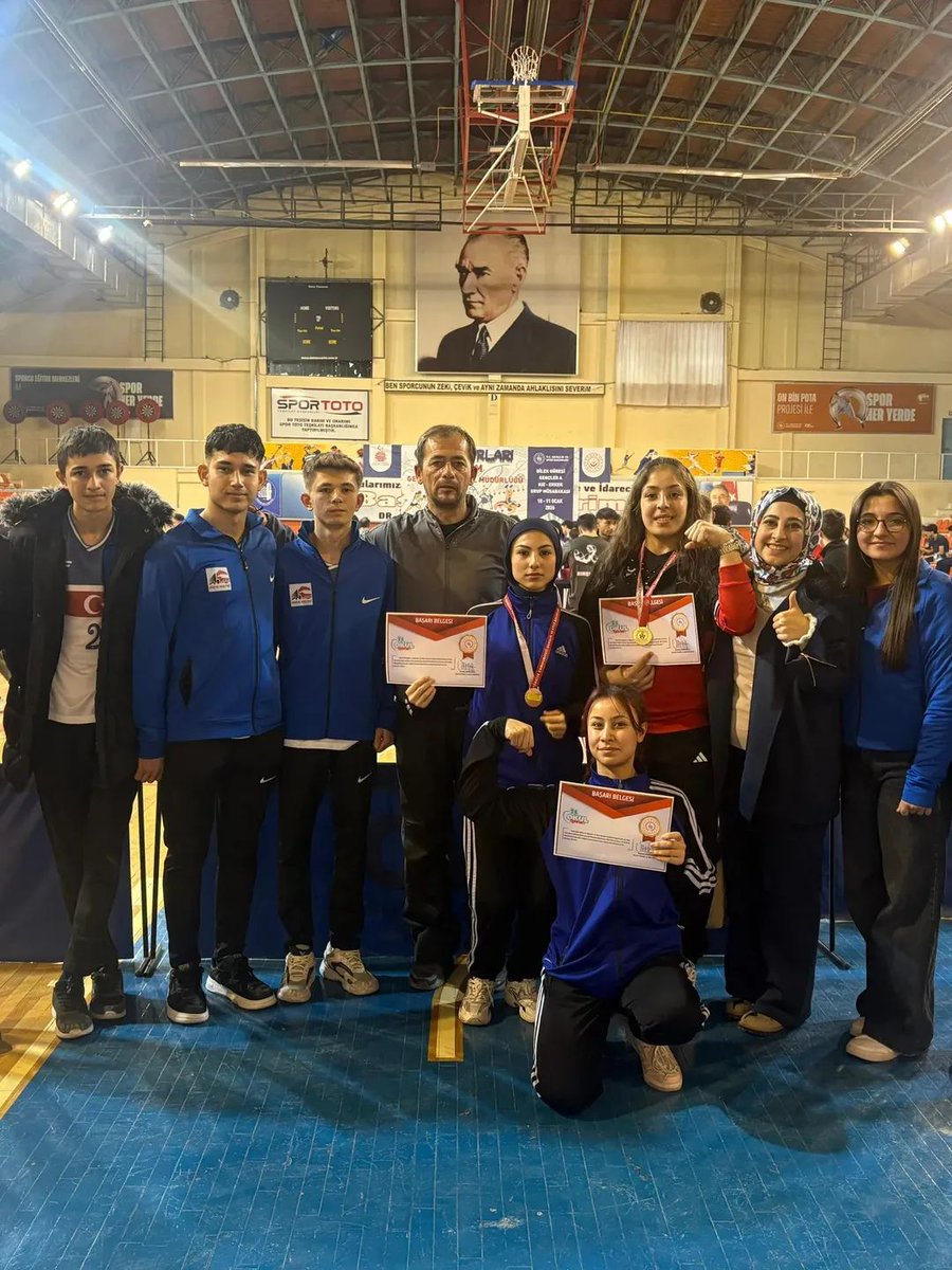 compoledly's tweet photo. Okulumuz erkek ve kızlar bilek güreşi takımları grup müsabakalarında Nevşehir'imizi temsilen Çorum ilindeler. Çocuklarımızın destekcisi olan değerli beden eğitimi öğretmenimiz Mehmet Ulaş Özsoy'a,Beyza Eryılmaz hocamıza  okul müdürümüz Mustafa Mazak'a  sonsuz teşekkürler. https://t.co/nSbER7Kesh