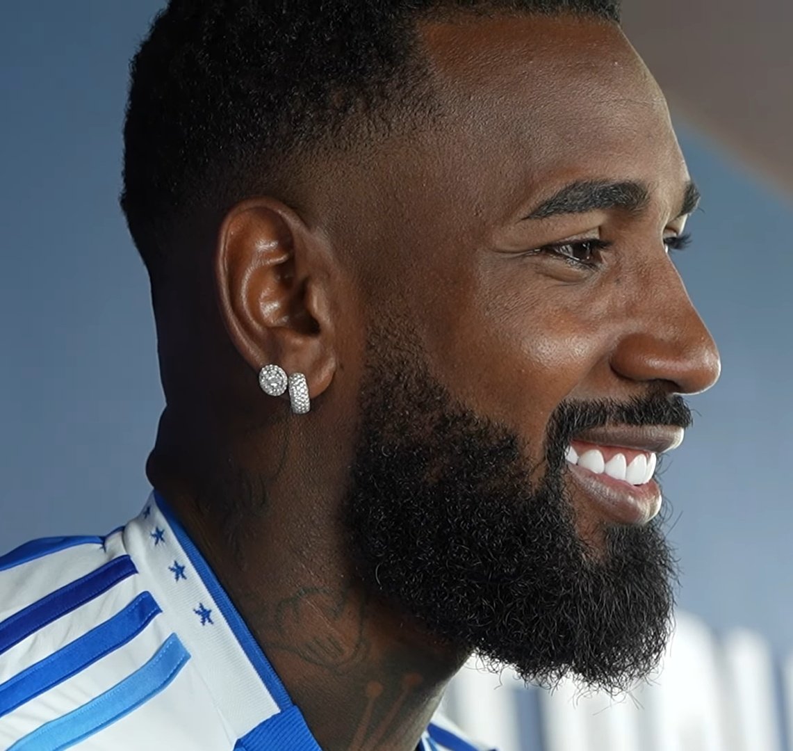 magicpereiraa's tweet image. isso não é normal não