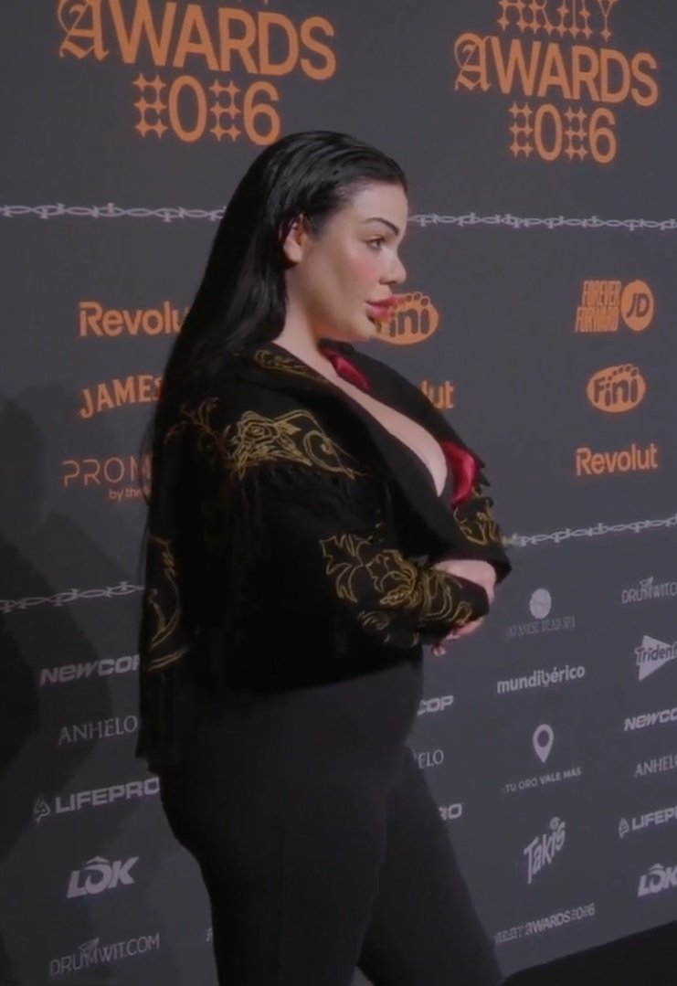 Yany317's tweet image. Existe gente con clase y clase de gente💅🏻 #ArmyAwards #LaGalaDeLosGemelos