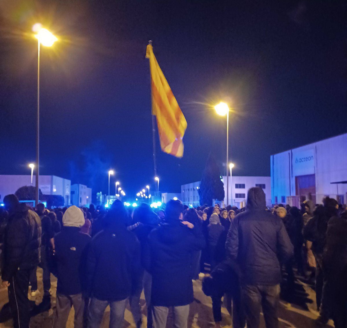 Quatre gats fent un acte al parking d’un polígon protegits pels Mossos d’Esquadra

 👏 De prestar una seu a Barcelona fent-se els valents a escapar de la resposta antifeixista que els supera
