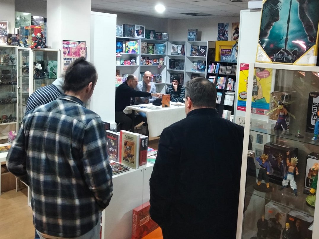 ComicVlc's tweet image. Unas imágenes de la presentación de "Insurrección"de Jordi Peidro con  Pablo Herranz (editor de @DesfiladeroE ) en @GenXValencia , acompañados por el co-colorista Alejandro Peidro.