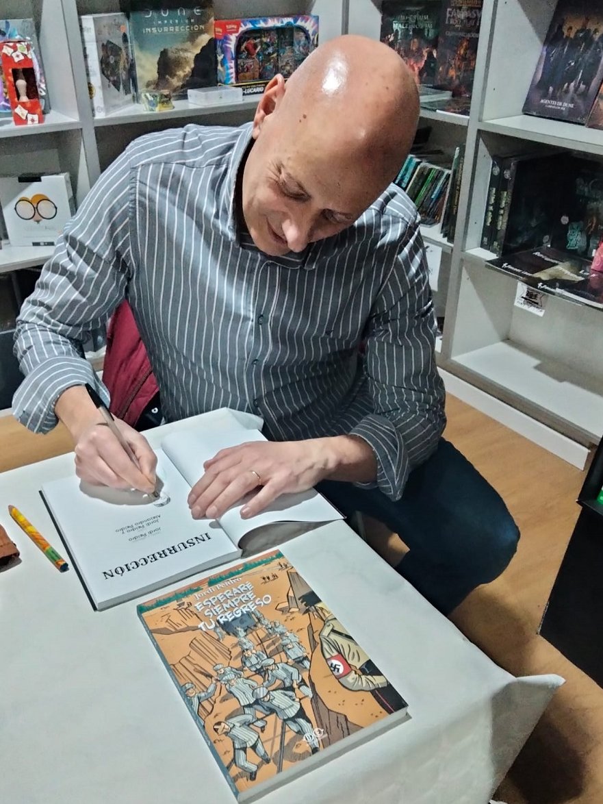 ComicVlc's tweet image. Unas imágenes de la presentación de "Insurrección"de Jordi Peidro con  Pablo Herranz (editor de @DesfiladeroE ) en @GenXValencia , acompañados por el co-colorista Alejandro Peidro.