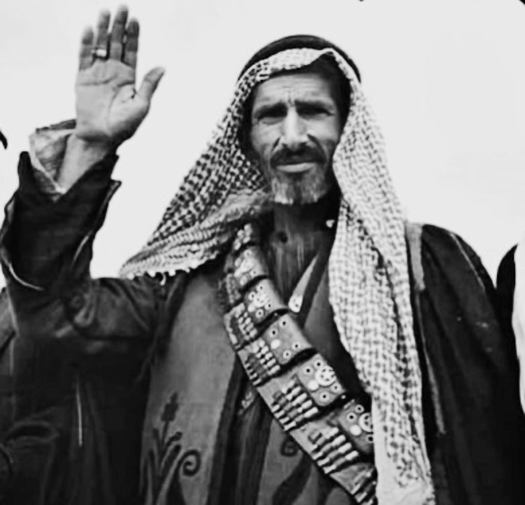 Qhta10ni's tweet photo. انساني اليا طبت و اذكرني ليا
حلّ النهار اللي به يشيب الرضيع

انا بوجهي دم و بوجهي حيا
والا الشوارب و اللحى عند الجميع https://t.co/CTEgVTIqiY