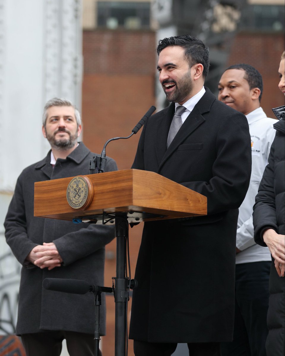 NYC_DOT's tweet image. Public bathrooms matter.

@NYCMayor is investing $4 million to bring modular public restrooms to NYC—because seniors, parents, delivery workers, and everyone deserves access to safe, reliable bathrooms.

Proud to partner on this initiative utilizing our public spaces.