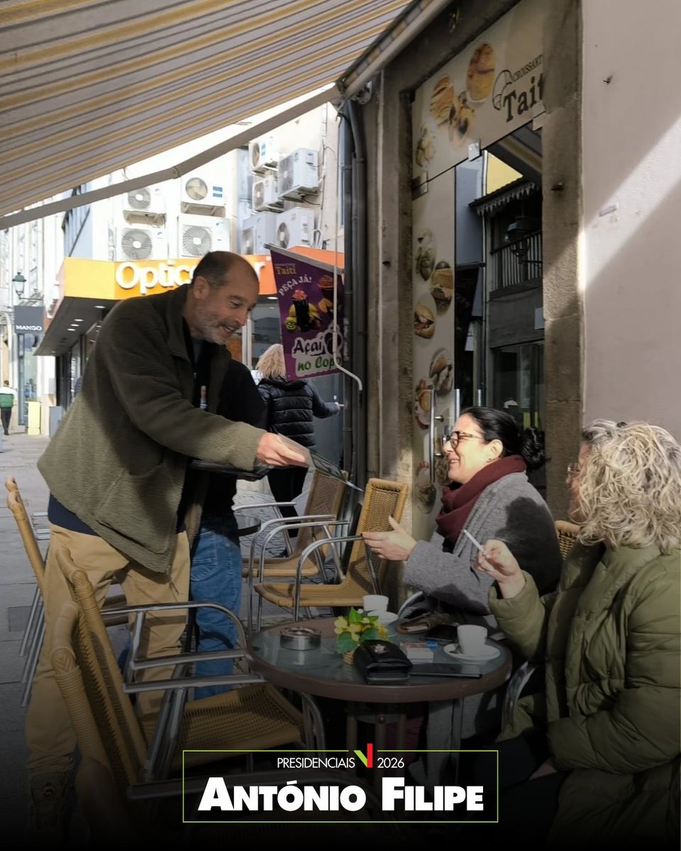 VR_pcp's tweet photo. Hoje, no âmbito das eleições presidenciais, a candidatura do António Filipe esteve em contacto com os comerciantes e a população de Chaves, com a presença de Manuel Cunha, mandatário regional.

➡️ Dia 18 de Janeiro, vota no António Filipe ✊ https://t.co/0aJqbkSrPq