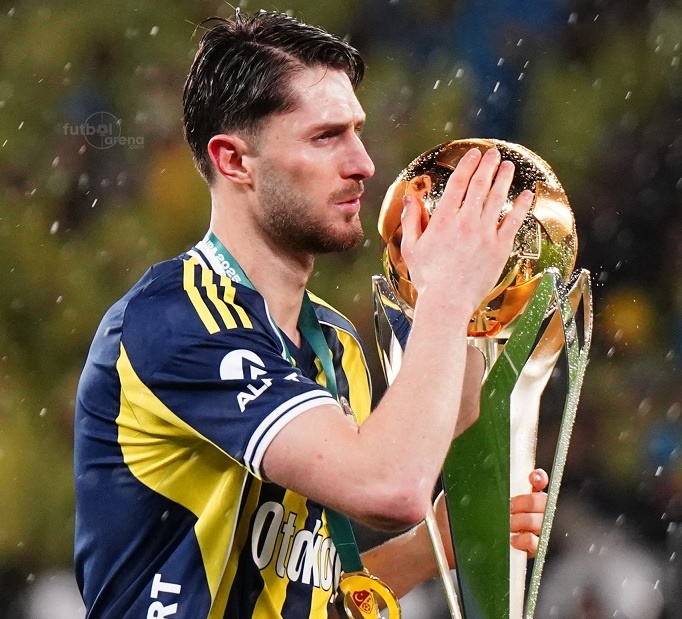 Fenerbahçe'de Süper Kupa finalinde bugün:

- En çok ikili mücadele kazanan: İsmail Yüksek
- En çok adam eksilten: İsmail Yüksek
- En çok top kapan: İsmail Yüksek (+ Guendouzi)
- % 85 pas isabeti.