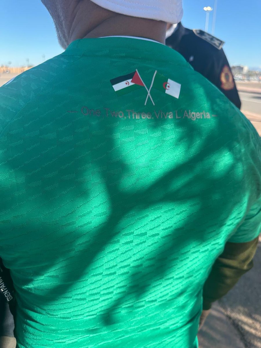 IssamElazizi's tweet photo. ⛔ إعتقال مجموعة من الجزائريين في مراكش بعد إرتدائهم لأقمصة تحمل أعلام منظمة إنفصالية محظورة بالمغرب https://t.co/imVgcanleA