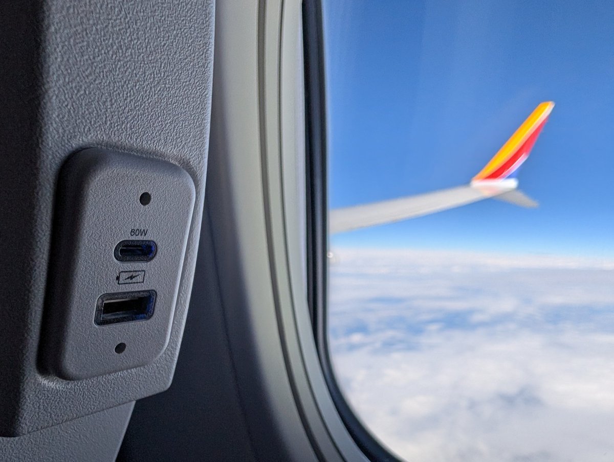 LetsAllCruise's tweet photo. Wow! Thank you @SouthwestAir not only a great view but USB ports at every seat. Up to 60W charging in the sky. 🤩⚡🔌 https://t.co/8RBs3KixOR