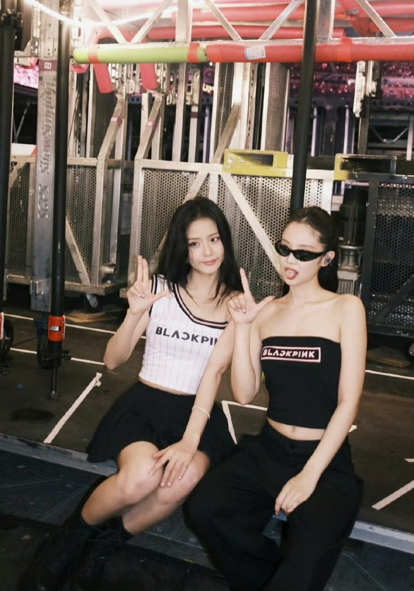 blinksunitedtwt's tweet photo. “I know #JISOO and #JENNIE are trying to say something but I just can't prove it.” https://t.co/gZPFKmNWqw