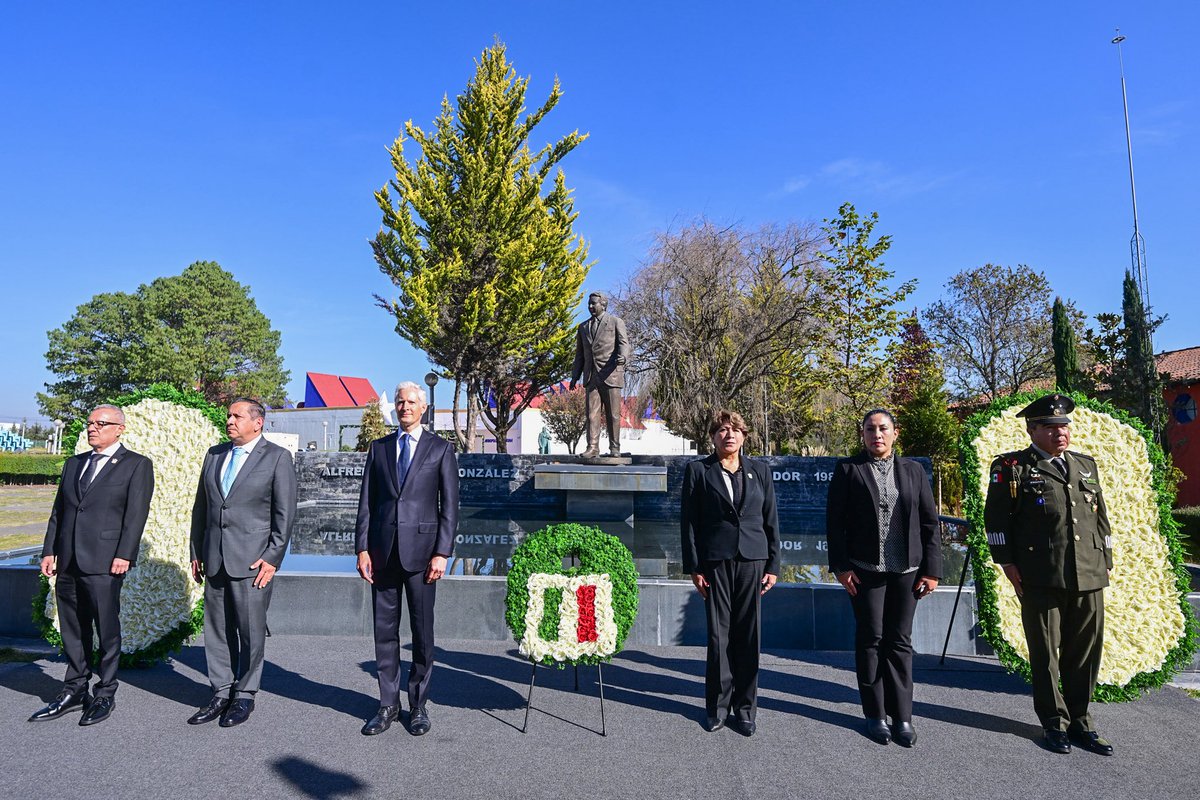 Recordamos en su séptimo aniversario luctuoso al Licenciado Alfredo del Mazo González, Exgobernador de nuestra entidad.
La transformación en el #EdoMéx requiere de la suma de todas y todos para impulsar políticas que permitan que las familias mexiquenses vivan con bienestar y