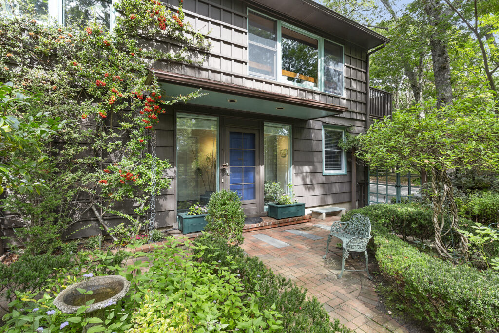 corcorangroup's tweet image. Featured in the northforker: This #cottage in #Cutchogue is designed like a luxury treehouse to keep you connected to the landscape. 🌳 The 1930s reimagined gem features an #artstudio, a heated pool, and enchanting lattice-walled gardens. ✨ Learn more: bit.ly/49jvBoU 👈