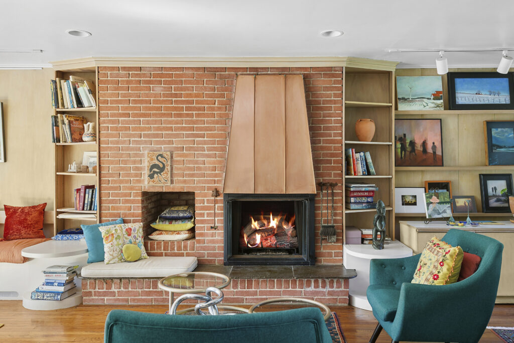 corcorangroup's tweet image. Featured in the northforker: This #cottage in #Cutchogue is designed like a luxury treehouse to keep you connected to the landscape. 🌳 The 1930s reimagined gem features an #artstudio, a heated pool, and enchanting lattice-walled gardens. ✨ Learn more: bit.ly/49jvBoU 👈