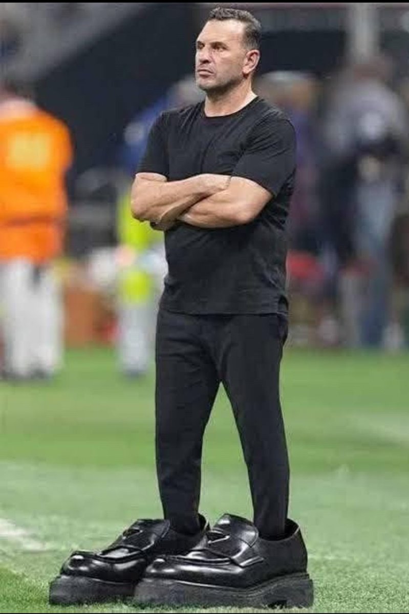 Seremoniye neden gelmediği beli oldu. Ayakkabıları ayaklarını sıkıyormuş. 
Bahane, bahane hakemlerin büyüttüğü hoca.