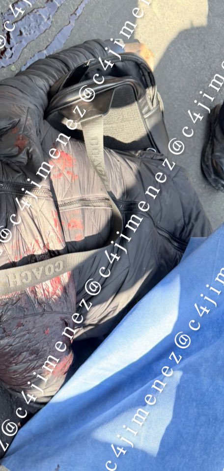 LO MATAN a BALAZOS por MATAR a DOS PERROS
Ahí quedó muerto Cristian León.
Mató a los 2 perros de Horacio Mérida en calles de la <a href="/ALaMagdalenaC/">Alcaldía La Magdalena Contreras</a> 
En venganza Horacio sacó su pistola, le disparó en la cara y tb lo mató.
Agentes de <a href="/SSC_CDMX/">SSC CDMX</a> lo detuvieron.
Ya van  a <a href="/FiscaliaCDMX/">Fiscalía CDMX</a>