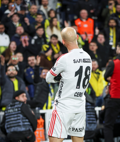 BerkayBE__'s tweet photo. seyrettiğim belgesele dışardaki gürültü sebebiyle ara vermek zorunda kaldım, bir spor müsabakasıyla ilgili bir gelişme mi oldu ? Anladığım kadarıyla iki futbol takımı senede bir saha maçında büyük karşılaşma gerçekleştiriyormuş, neyse ben okuduğum tolstoy kitabına devam ediyorum. https://t.co/5YvReSd6zL