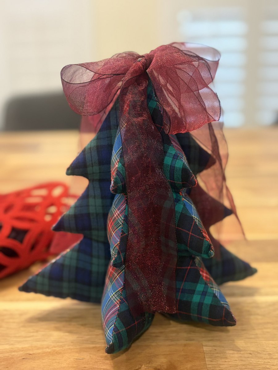 HelloThereD2's tweet image. 크리스마스트리와 데코레이션 오늘 다 정리했다. 
올 해 크리스마스는 패브릭트리를 선물로 해야겠다.

지금부터 틈틈히 만들어야지.