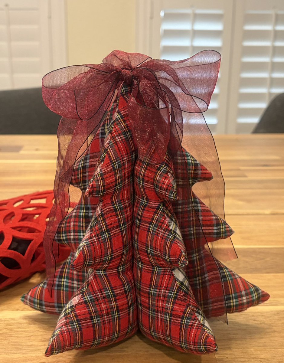 HelloThereD2's tweet image. 크리스마스트리와 데코레이션 오늘 다 정리했다. 
올 해 크리스마스는 패브릭트리를 선물로 해야겠다.

지금부터 틈틈히 만들어야지.