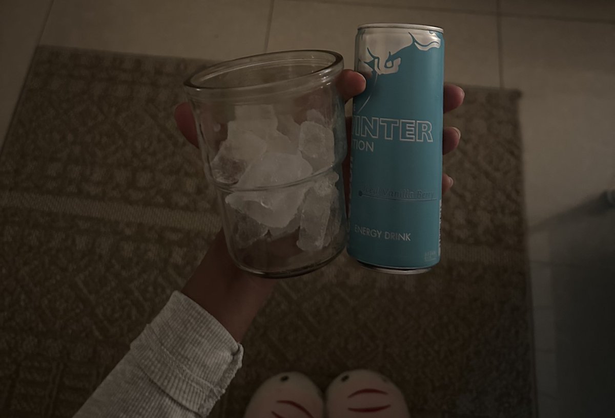 wdwgon's tweet image. iced vanilla berry redbull 6/10 overrated