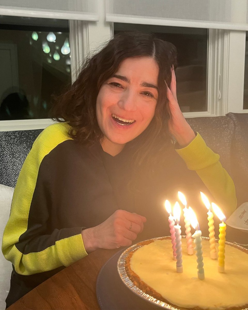 Emily's Entourage tweet media