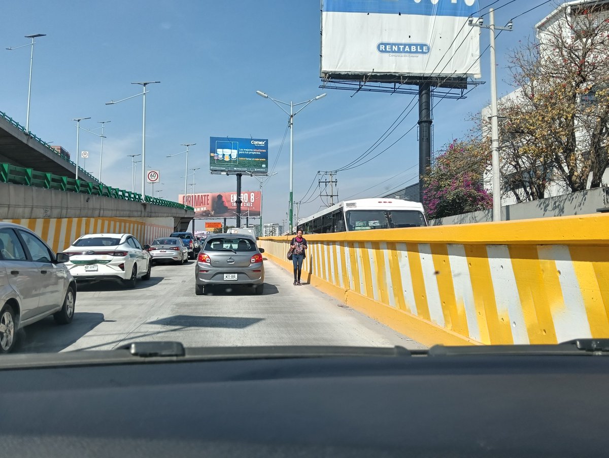 Una lastima que la reciente renovacion de la lateral de periferico no contempló una banqueta para los peatones que cruzan por la lateral hacia la CETRAM