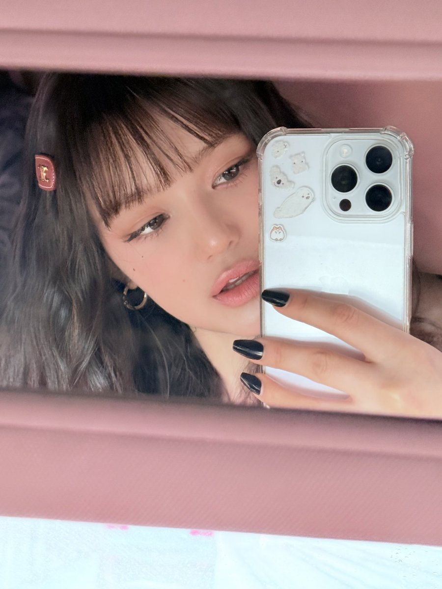 DaniellePopBase's tweet image. Take this with a grain of salt, but it seems Danielle has created an Instagram account under the username "Dazzibelle," since this account only follows one person, Livy Marsh (Dani's sister), and she followed her back 🥹💛 

#Danielle #다니엘
#Always_With_Danielle