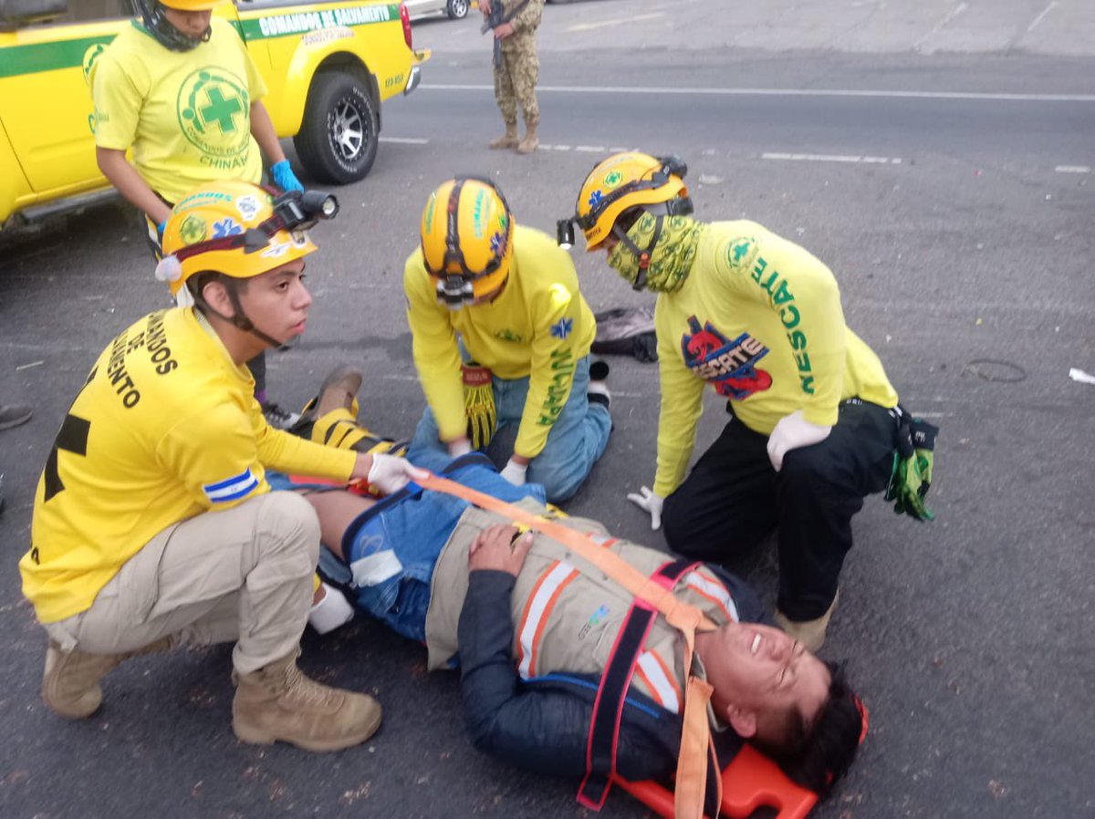 CERCA DE DIEZ HERIDOS DEJA ACCIDENTE VIAL EN BERLÍN.

Un fuerte accidente de transito en la carretera que de Berlin conduce hacia el Canton Corozal a la altura del lugar conocido como La Piedra Colorada, dejó esta tarde cerca de 19 heridos.

Vecinos de la zona informaron que a un