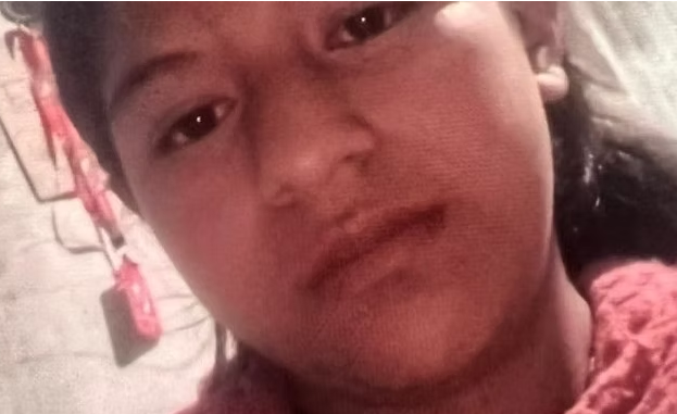 desaparecidaorg's tweet image. Mariana Celeste tiene 16 años, desapareció el 6/1/26 en el barrio Islas Malvinas, Rosario de Lerma, #Salta. Estatura 1,50. Vestía buzo rosa con capucha, remera bordo, calza gris y zapatillas blancas. Se hizo la denuncia, Comisaría 2°. Por favor avisar #Urgente ☎️3874133347 o 911