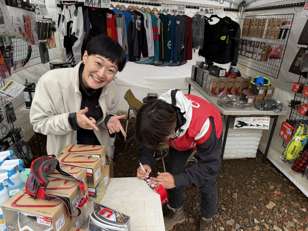 riseandride123's tweet image. お久しぶりなみゆきちゃん🥰
みゆきちゃんデザインのBONSAI MOTOオリジナルariete ゴーグルGET🙌すごくかわいくて一目惚れ〜
縁起がいいだるまさんデザイン。
さっそく目入れしました😆
『怪我なく還暦すぎてもずっとオートバイ楽しめますように』🙏✨
#BONSAIMOTO
#ariete
#JNCC
#WEX