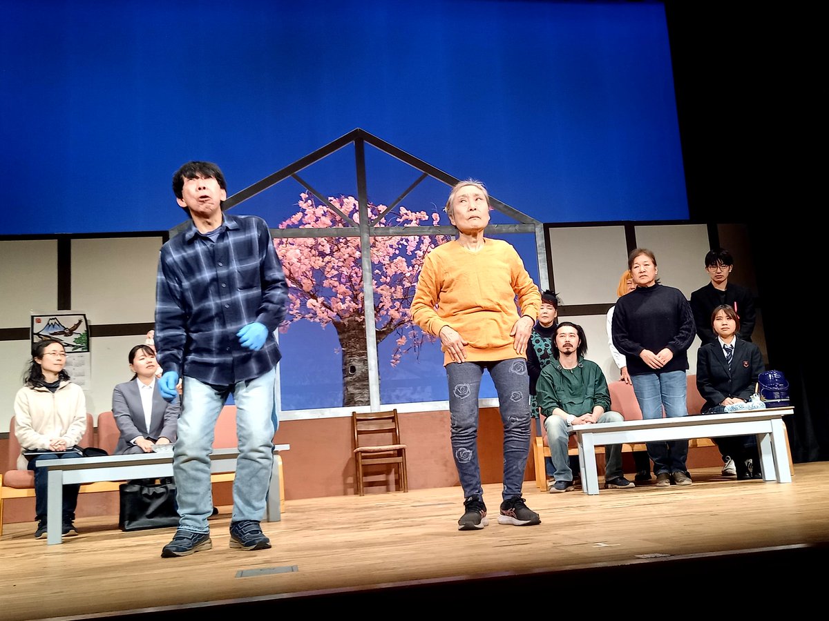 Fuji_enken's tweet photo. おはようございます☀️
第51回自主公演『煙が目にしみる』、
3公演全て無事に終了致しました！
ご来場ありがとうございました🌸

その後の打ち上げも無事に終了しました🍻
3枚目みたいな北見さん&amp;あずささんもあったんでしょうねぇ。 https://t.co/44PojTIO9b
