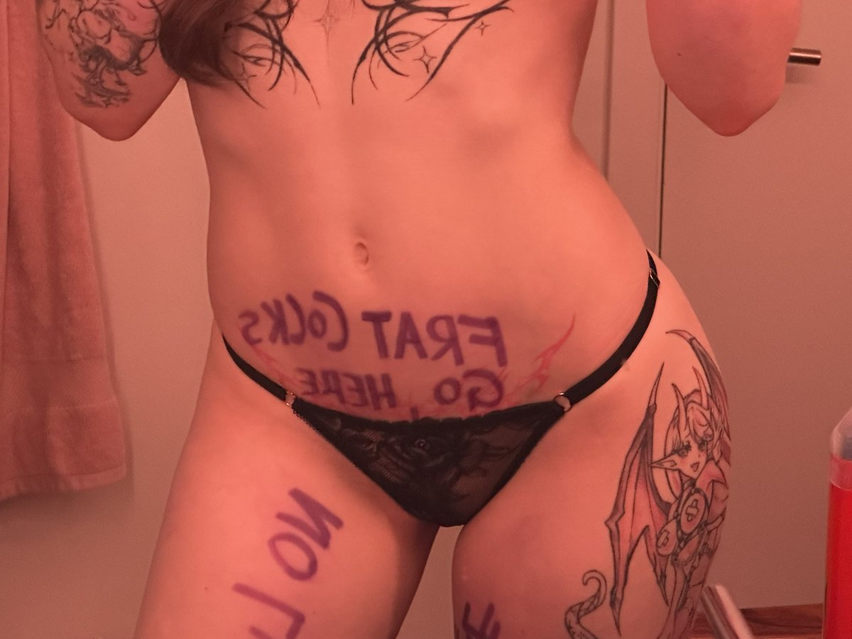 lanabeesfw's tweet image. This is supposed to say “frat cocks go here” but backwards i keep seeing fart cocks 😭