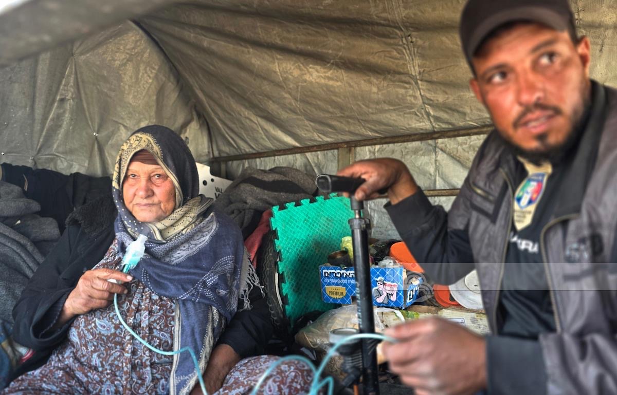 return_ar's tweet image. يعتني بوالدته المريضة داخل مركبة متحركة، وسط ظروف نزوح صعبة في خان يونس جنوب قطاع غزة

He takes care of his sick mother inside a moving vehicle, amid harsh displacement conditions in Khan Younis in the southern Gaza Strip