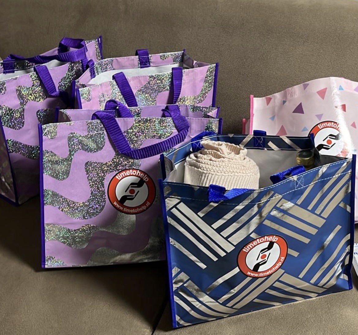 Samen met St. <a href="/TimetohelpNL/">Stichting Time To Help Nederland</a> hebben wij Respijthuis House Martin bezocht en pakketjes gebracht met cadeautjes. Respijthuis biedt tijdelijke steun en zorg aan daklozen, die herstellende zijn van ziekte  in een warme huiselijke sfeer. #KunstvanhetSamenleven