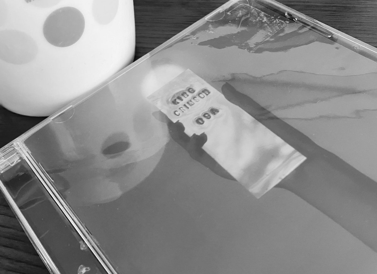 SplaPlay's tweet image. 掃除含めた全家事ひと段落。
今日はちょっとやる気になるの遅かったですね。💦

今日はコレ。
King Crimsonの新しいStudio Albumと思って購入したのですが、Live Albumでした。💦
Liveも好きですが、期待してたのはStudio でしたので、少し落ち込んだのを覚えてます。😅

お供はMilk少し入れたCoffee。