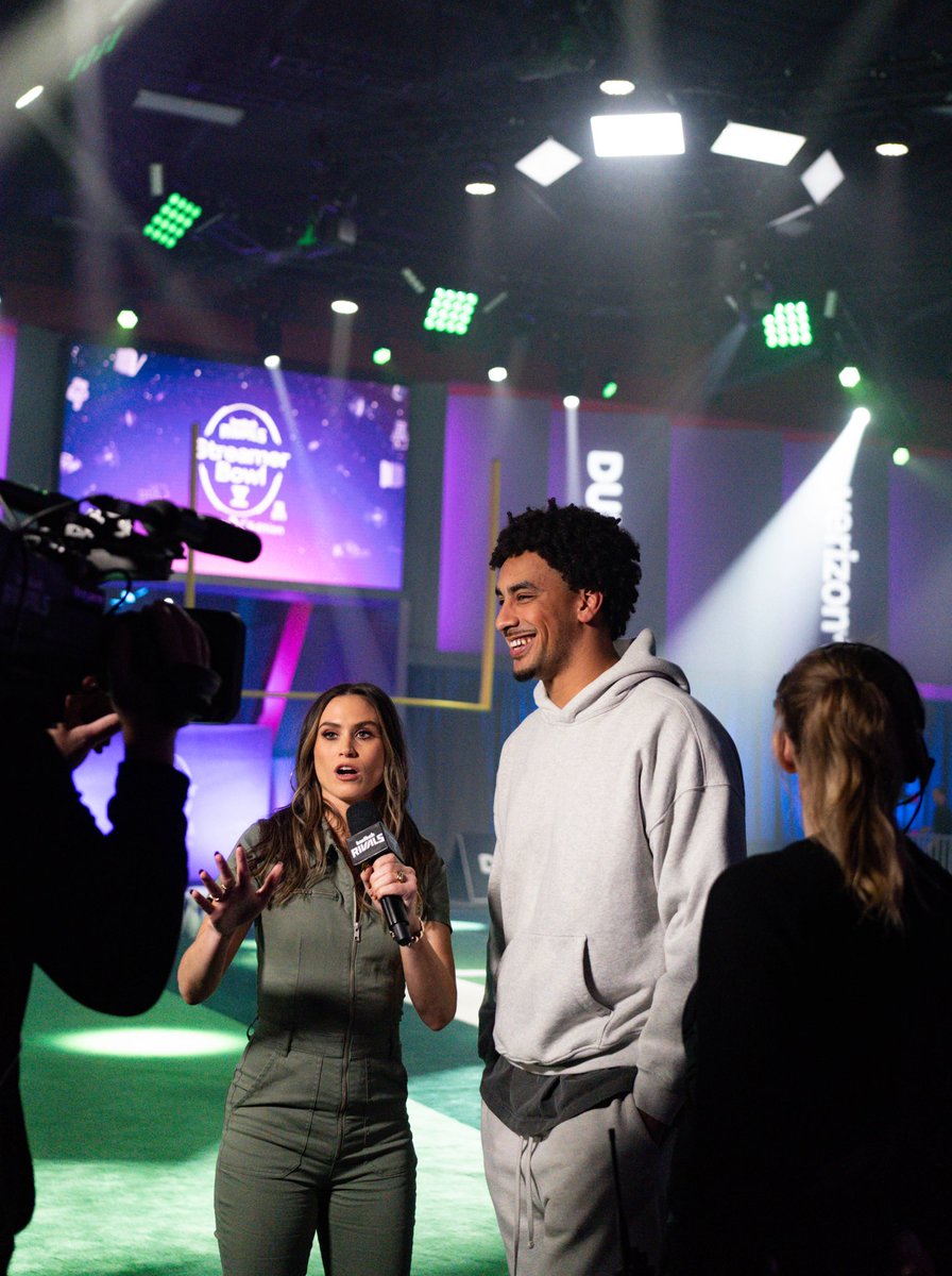 bridgetcase's tweet image. Jordan Love is BACK! It's playoff time! Tune in at 5pst to our @FanDuel stream on Twitch Sports to follow this Bears vs Packers Wildcard match-up coverage, betting insights, and playoff predictions. Let's make this weekend even wilder! 

Who ya got? 🤔

#ad…