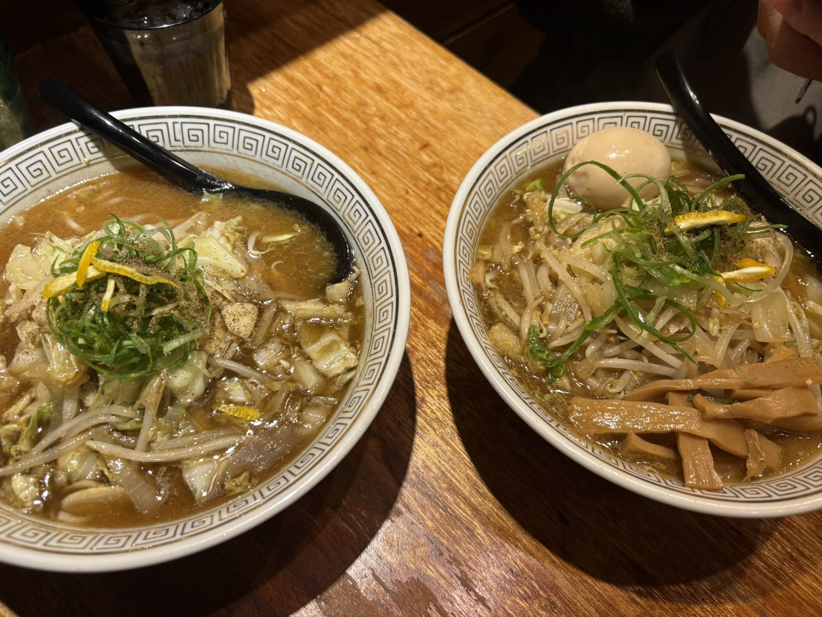 Ryo_06280's tweet photo. 2026年2杯目🍜

こもれ美　味噌ラーメン1,050円
（左が全乗せトッピング　1,350円）

8年越しの冬季限定😭
ゆずの香りと炒めの香ばしさ💯 https://t.co/PSzo0pPVOA